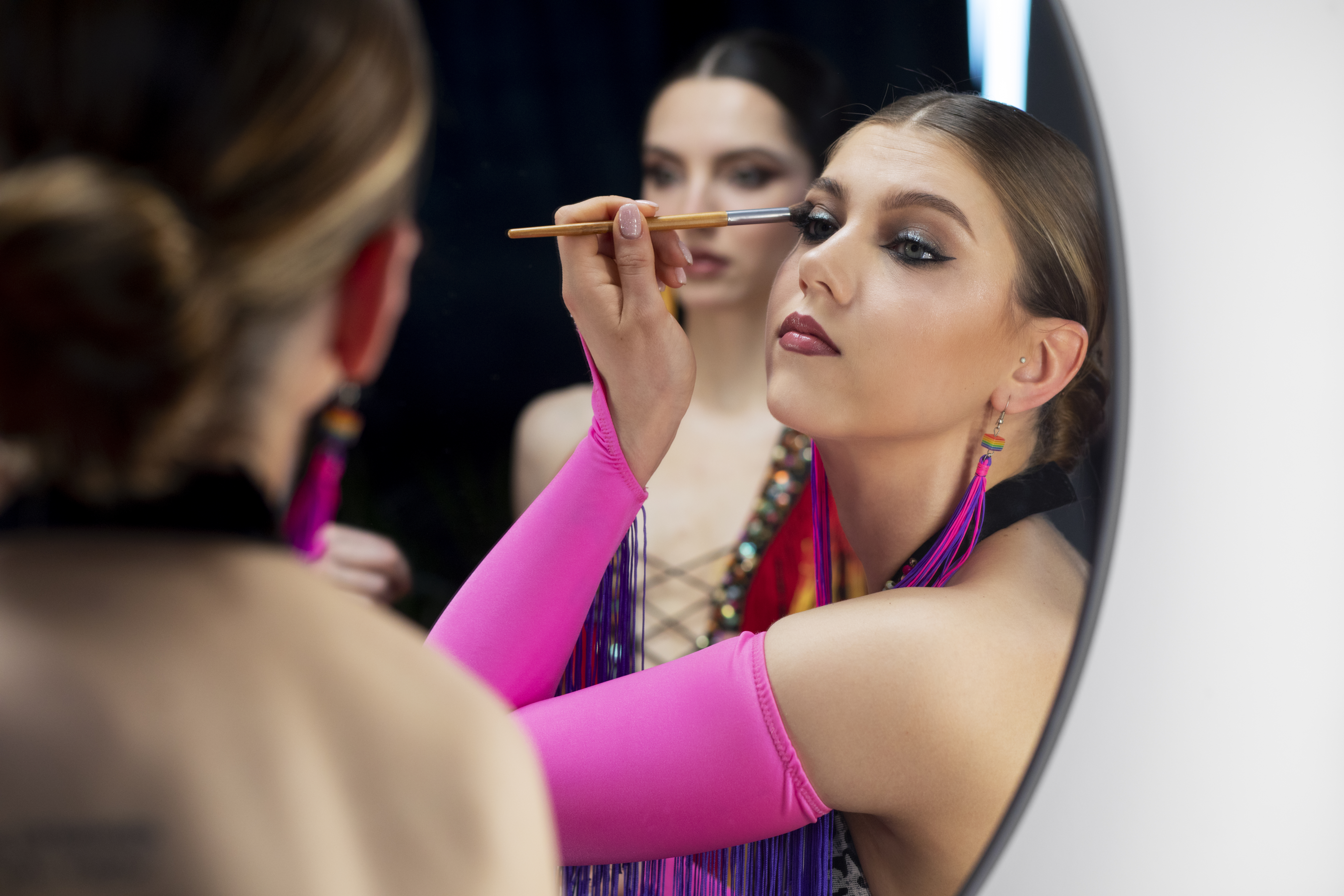 female-cabaret-performers-getting-ready-backstage-with-make-up Celebrity Beauty Trends